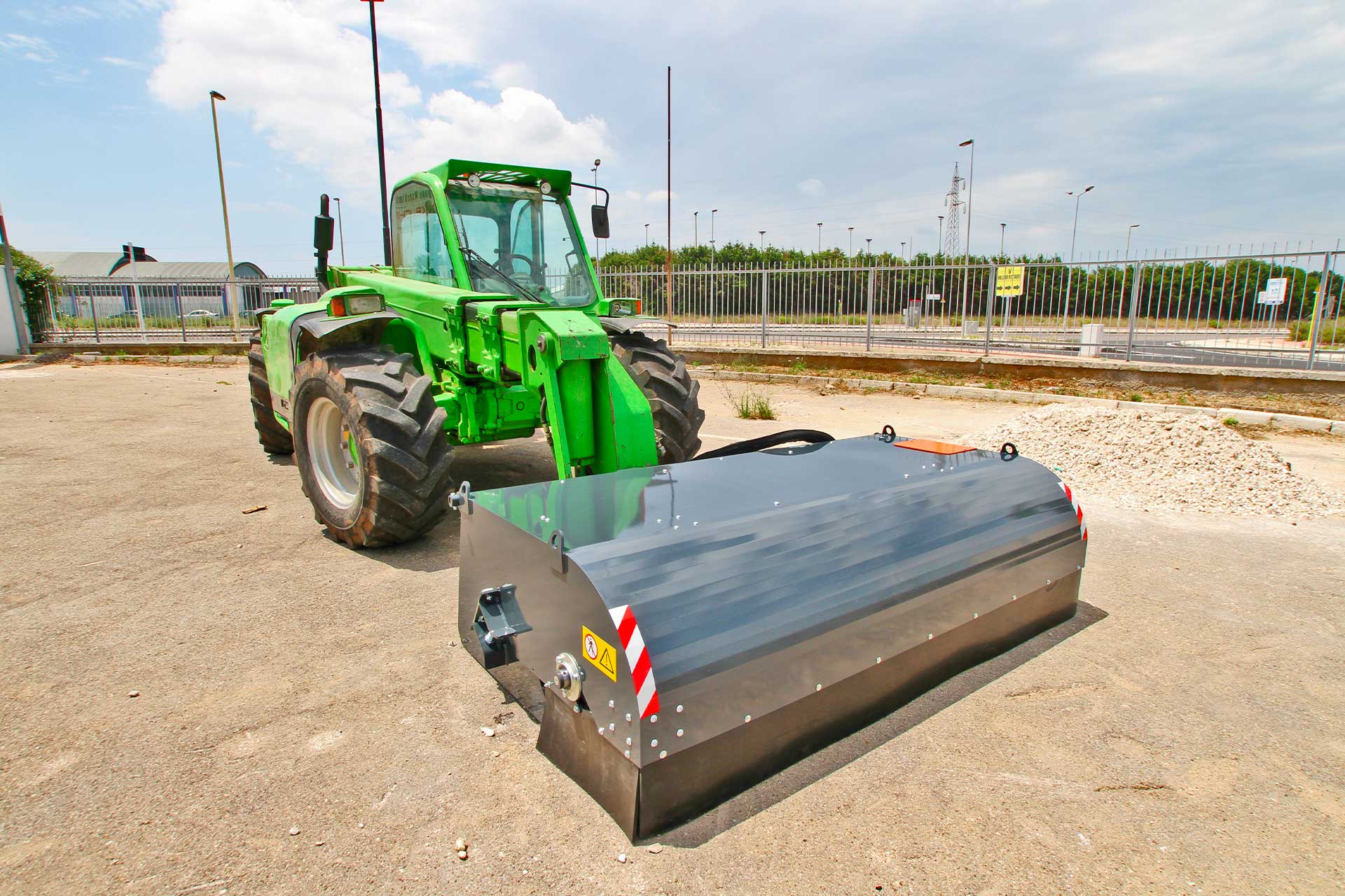 Spazzatrici con benna di raccolta CNF: efficienza per la pulizia di strade e aree urbane
